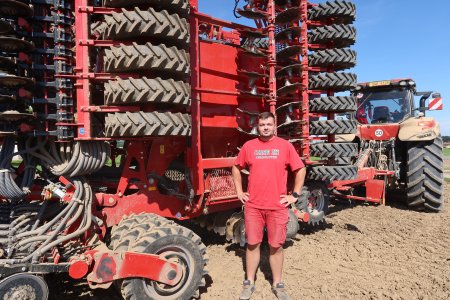 Jiří Hampl při práci s pneumatickým secím strojem Horsch Pronto 7 DC, který vyniká rychlostí a přesností setí.