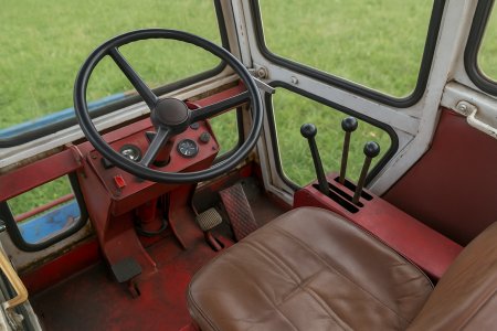 Ergonomicky řešené ovládací stanoviště s mechanickým řízením, třemi řadicími/ovládacími pákami a základní přístrojovou deskou.