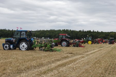 Na snímku stojí v řadě moderní traktory s pluhem, připravené k zahájení soutěžních jízd na Mistrovství světa v orbě v Horoměřicích u Prahy.