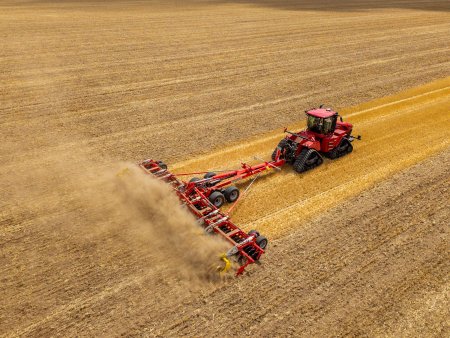 Maximální výkon a efektivita – diskový podmítač Pöttinger v kombinaci s pásovým traktorem zvládá i ty největší výzvy v polních podmínkách.