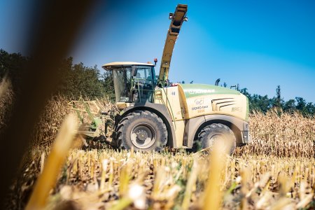 BV Technika poskytla AGROEKOFARMĚ DUBNICE formou krátkodobého pronájmu řezačku KRONE BiG X 630, což pomohlo k dodržení agronomických lhůt.