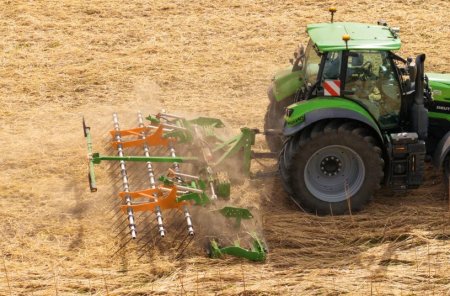 Kombinace TopCut při rozdrcení meziplodiny – zbytky jsou rovnoměrně rozloženy po povrchu pole.