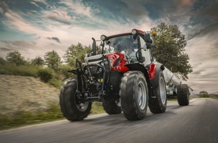 Silniční přeprava pod kontrolou – vyšší povolená hmotnost a stabilní náprava dávají traktorům Farmall A jistotu i při jízdě s těžkým přívěsem.