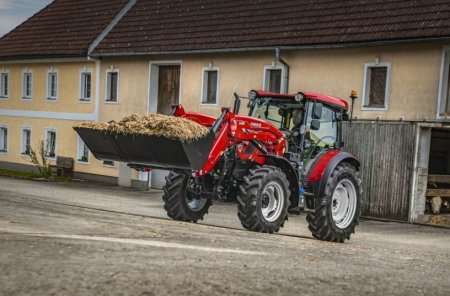 Na statku se cítí jako doma – s čelním nakladačem a powershuttlem zvládá Farmall A rychlou a přesnou manipulaci s krmivem i hnojem.