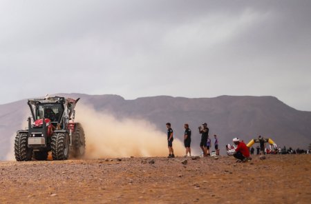 Na trati Morocco Desert Challenge si MF 8S razil cestu přes kamenité pisty i duny a zaujal diváky svou odolností.