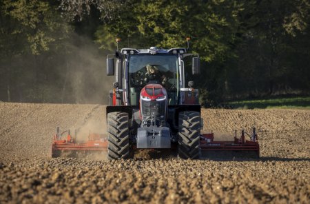 Nová řada MF 8S Xtra nabízí plynulý přenos výkonu a precizní ovládání i při těžké polní práci.