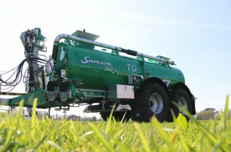Robustná konstrukce a moderní hydraulika zajišťují spolehlivý provoz i v náročných podmínkách.