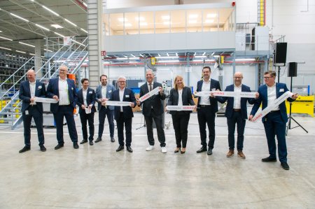 Slavnostní přestřižení pásky v rámci otevření nového logistického centra.