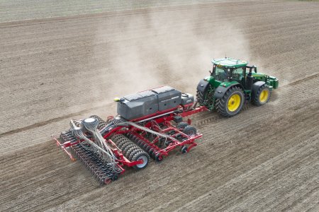 HORSCH Focus 6.30 TD. Spotřebu paliva se s tímto konkrétním typem v případě Zemspol Studénka pohybuje v rozmezí 9 až 12 litrů na hektar u středně těžkých půd při práci.