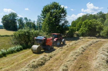 KUHN FB 3125 při práci na louce – lis s pevnou komorou tvoří kompaktní balíky o rozměrech 1,22 × 1,25 m s rovnoměrně rozloženou hmotou.