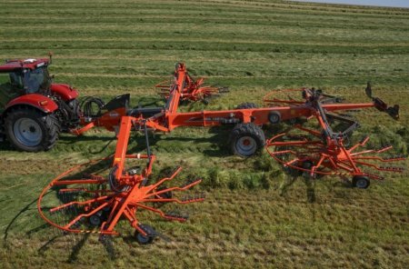Díky 3D zavěšení rotorů kopíruje KUHN GA 14231 nerovnosti terénu a zaručuje rovnoměrné shrnování bez ztrát píce.