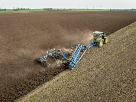 Traktor John Deere s více-radličným pluhem Lemken zajišťuje hlubokou orbu a efektivní zapravení posklizňových zbytků pro optimální strukturu půdy.