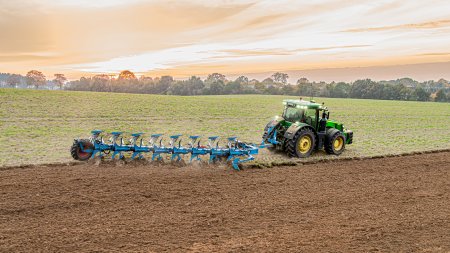 Traktor John Deere s diskovým podmítačem Lemken provádí mělké zpracování půdy po sklizni a podporuje rovnoměrné rozložení organické hmoty.