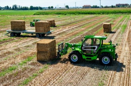 Model Merlo Turbofarmer efektivně zajišťuje nakládku balíků přímo na poli a spojuje výkon s kompaktními rozměry.
