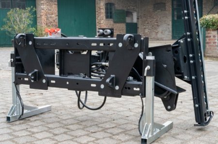 Detail nosného rámu a hydraulického systému sekačky SCH MC190M v odstavené poloze připravené k agregaci s čelním nakladačem.