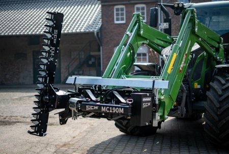 Nakladač traktoru Fendt osazen lištovou čelní sekačkou Düvelsdorf SCH MC190M určenou pro profesionální údržbu porostů na okrajích pozemků a komunikací.