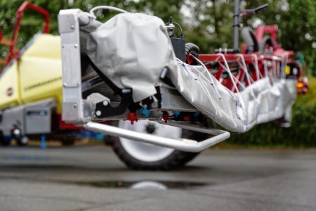 Detail trysek postřikovače Commander 4500 spolu se vzduchovým vedením systému TWIN.