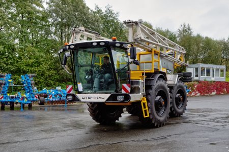 Lite-Trac LTV3000 je určený pro širokou škálu zemědělských, stavebních i komunálních aplikací. Představil se s postřikovací nástavbou.
