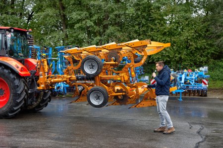 Rodinná firma Moro Aratri se zabývá pouze výrobou půdozpracujících strojů. Na snímku pluh se systémem Stone System.