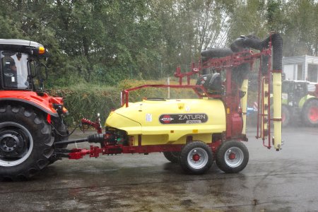 Rosič Hardi Zaturn 2000 je vhodný například pro úzké řádky révy, kde zvládá projet mezi rostlinami bez rizika zachycení nebo poškození porostu.