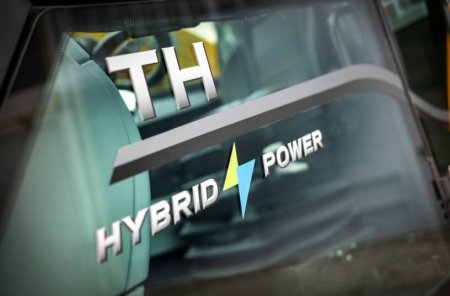 Označení „Hybrid Power“ na kabině informuje o hybridním pohonném systému kombinujícím elektrickou trakci s CNG motorem pro snížení provozní spotřeby.