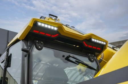 LED pracovní osvětlení integrované v horní části kabiny zajišťuje dostatečnou viditelnost pracovního prostoru a podporuje bezpečný provoz manipulátoru za zhoršených světelných podmínek.