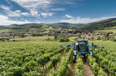 New Holland Braud 9.80N má přední nápravnici, která zlepšuje kopírování terénu a stabilitu v úzkých řádcích.