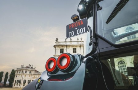 Detail zadních LED světel ukazuje nové konstrukční řešení optiky integrované do kapotáže s důrazem na viditelnost a bezpečnost.