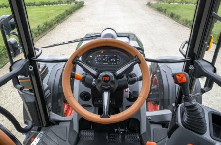 Pracoviště řidiče s digitálním přístrojovým panelem a přímým přístupem k hydraulickým a převodovým ovladačům podtrhuje moderní koncepci ovládání traktoru.