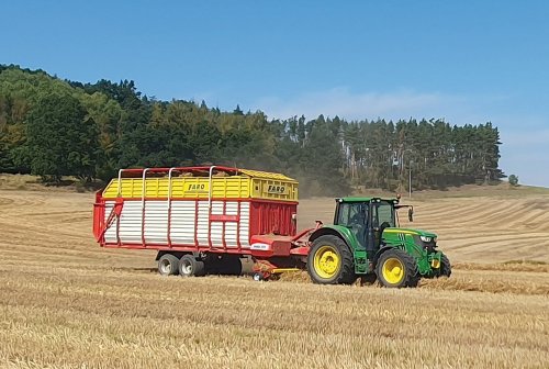 Kompletní linky na pícniny Pöttinger – sečení, obracení, shrnování až po sběr, nemají problém se svahovou dostupností ani při sklizni v náročném terénu. Celkem firma Vacek agro vlastní osm sběracích vozů, dva nejstarší vozy EUROPROFI 3 L, tři vozy FARO a tři vozy JUMBO. Foto: Vacek agro, spol. s r.o.