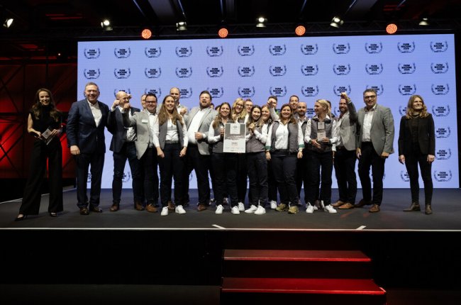 Fendt 832 Vario zaujal porotu také nově vyvinutou kabinou s inovativním světelným konceptem, která je součástí kompletně přepracované konstrukce tohoto modelu.