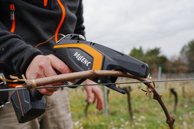 Elektrické nůžky i vazače Pellenc využívají integrovanou baterii ALPHA LITE.