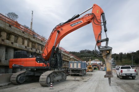 Smlouva v celkové hodnotě 3 miliony eur obnášela dodávku 21 rypadel.