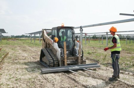 Stroje pracují na místě každý den a zajišťují většinu klíčových prací – od zemních úprav až po manipulaci s těžkými konstrukcemi. Podmínky přitom nejsou jednoduché. Měkké podloží, bláto a proměnlivé počasí jsou pro tuto oblast typické.