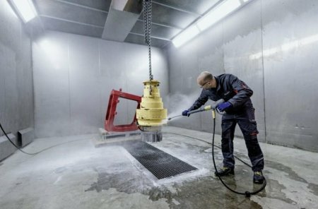 Nová stacionární vysokotlaká jednotka Kärcher spojuje vysoký výkon a odolnou konstrukci, díky čemuž se hodí jak pro zemědělství, tak pro průmyslové provozy.