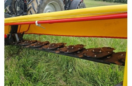 Detail žací lišty nové diskové sekačky ROZMITAL SD-28L, navržené pro běžné sečení píce.