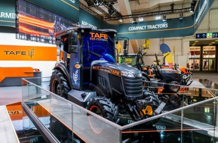 Hybridní traktor EVX75.