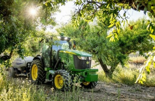 Nová řada traktorů John Deere 5EN přináší evropským pěstitelům kompaktní, obratné a technologicky vyspělé stroje určené pro práci v úzkých meziřadích a speciálních plodinách.