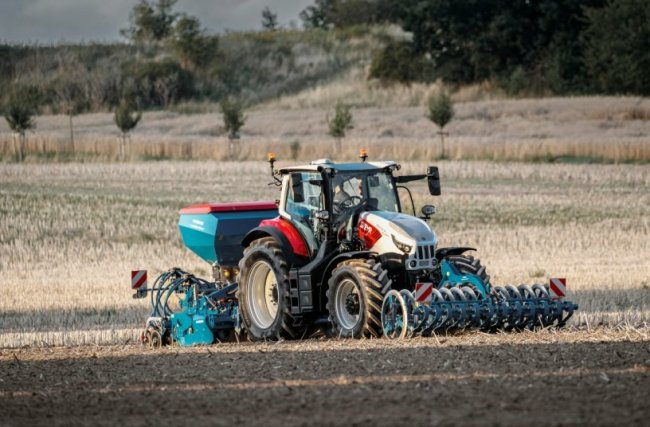 Nová přední náprava patří k největším posunům celé řady.