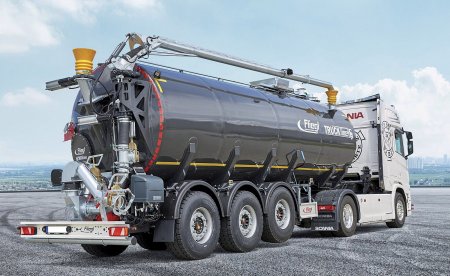 Díky kvalitním komponentům podvozku mají cisterny Fliegl STF 30.000 Truck Line výborné jízdní vlastnosti. Vzduchem odpružený podvozek má první zvedací nápravu, poslední náprava je řiditelná. Foto: Fliegl