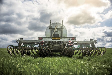 Diskový aplikátor VARIO-DISC. Pomocí šikmo uspořádaných kotoučů se půda otevře, ve stejném okamžiku vtéká kejda do vzniklého zářezu. Foto: Fliegl