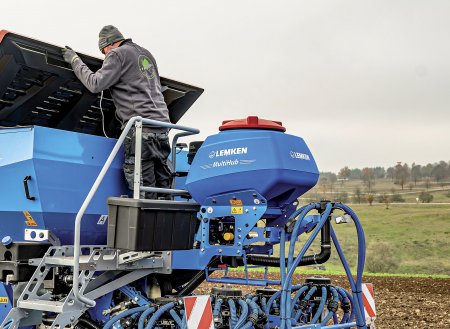 Aplikátor meziplodin Lemken MultiHub pracuje se stejnými sekcemi jako secí stroj.