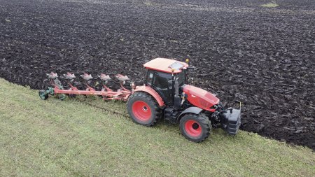 Nejnáročnější zkouška, která na prototyp byla přichystána, spočívala v zaorávání sedmiletého porostu vojtěšky na výměře 10 ha.