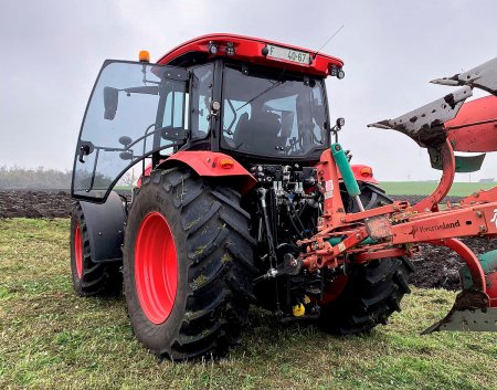 Robustnější konstrukce převodovky umožnila zvýšit zatížení zadní nápravy na 8,5 tuny a i celkovou hmotnost traktoru na 11,5 tuny.