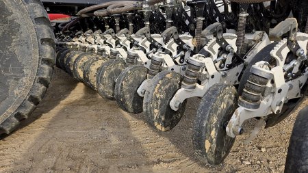 Odlehčená botka (min-till) je druhou variantou k HD (no-till) botce. Disponuje zavíracím kolečkem na principu pneumatického přítlaku.