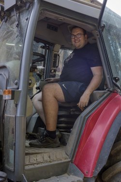 Jiří Dreksler v traktoru pro práci ve chmelnici.