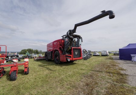 Vervaet Quad 550 je promyšlený do posledního detailu. Všimněte si například perfektního výhledu z kabiny na sací rameno.