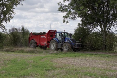 Díky velkým kolům se u jednonápravových modelů konstruktérům podařilo snížit těžiště. To spolu s odpruženou ojí znamená lepší stabilitu, větší bezpečnost na svazích, menší riziko převrácení a pohodlnější provoz.