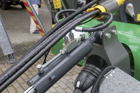 Automatika mimo jiné sama zvedne stroj na souvratích
a pozastaví vývodový hřídel.