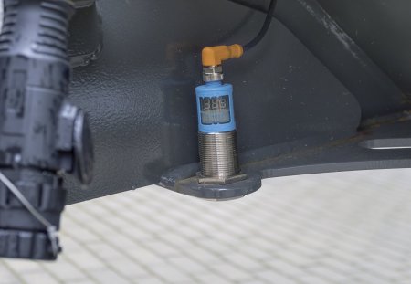 K měření pracovní hloubky slouží ultrazvukový senzore.
Automatika dle něho upravuje nastavení.